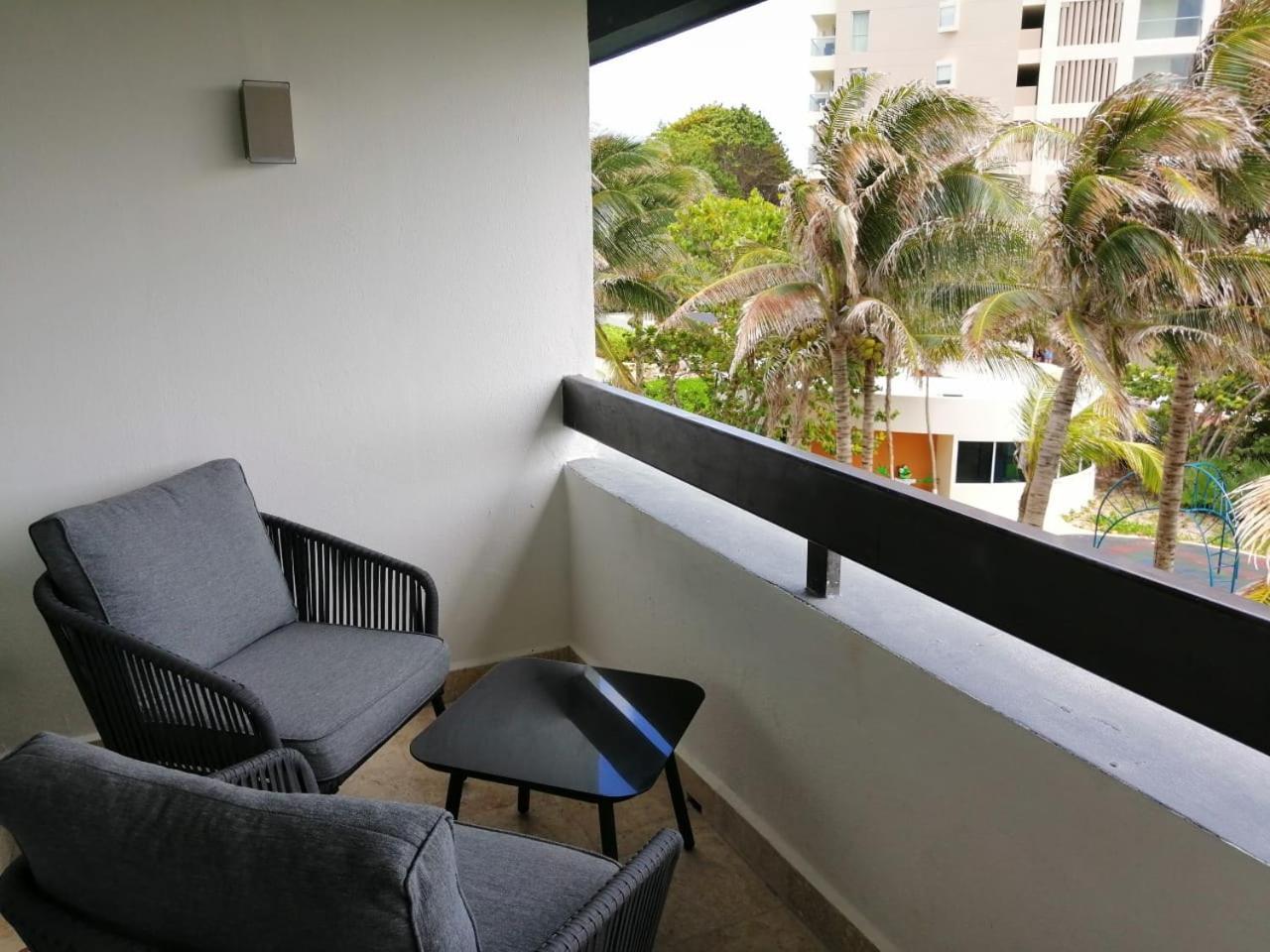 Beachfront Getaway Condo Cancun Room photo