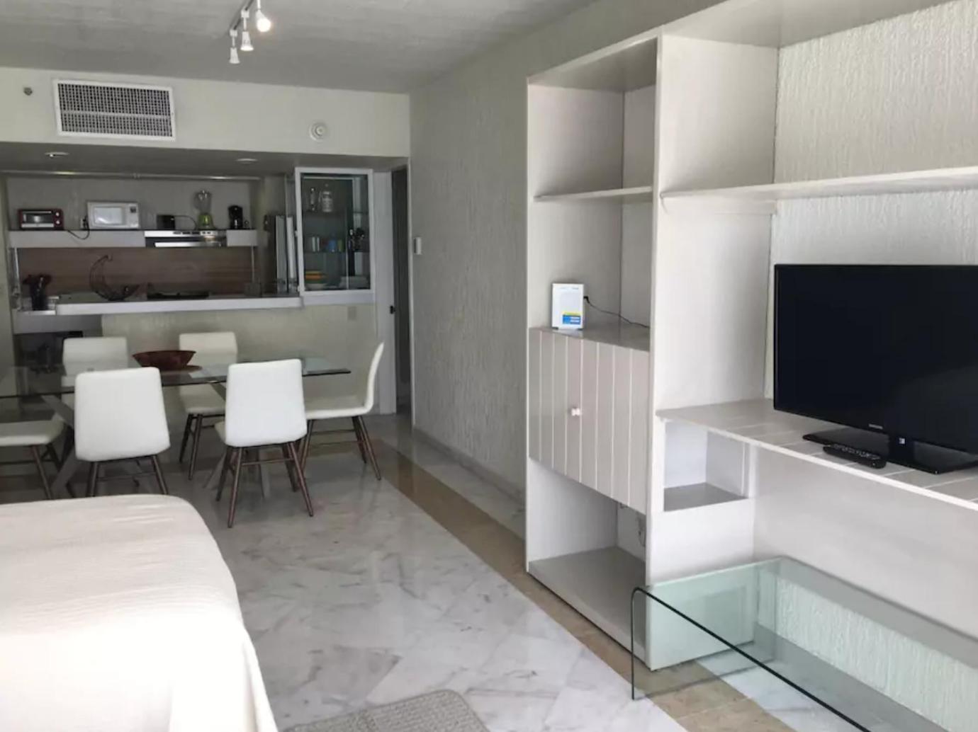 Beachfront Getaway Condo Cancun Room photo